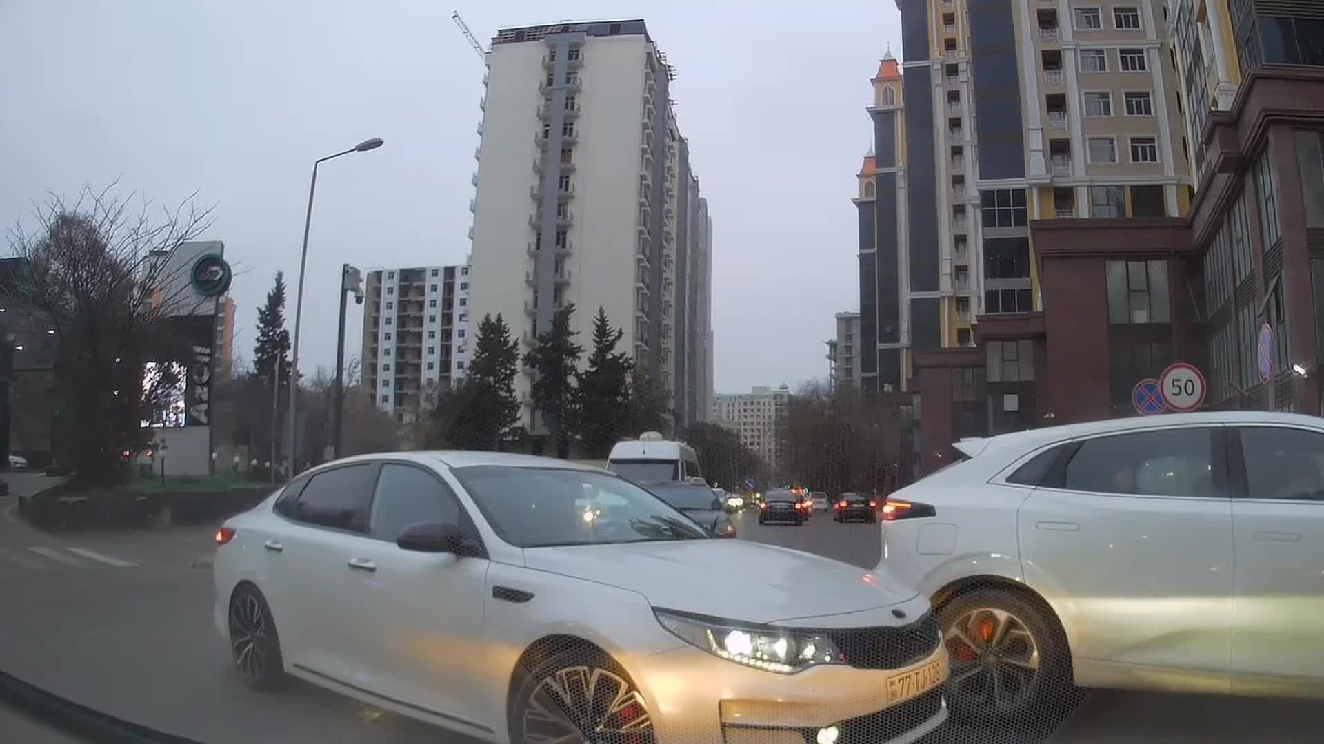 Sıxlıqda qalmaq istəməyən sürücü əks istiqamətə çıxdı