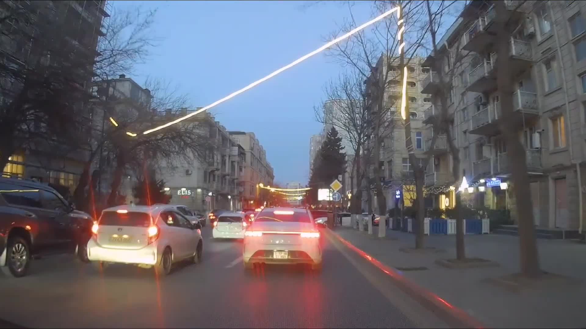 Özü tıxacda qalmaması üçün sağ zolağa keçib yolu kəsdi 