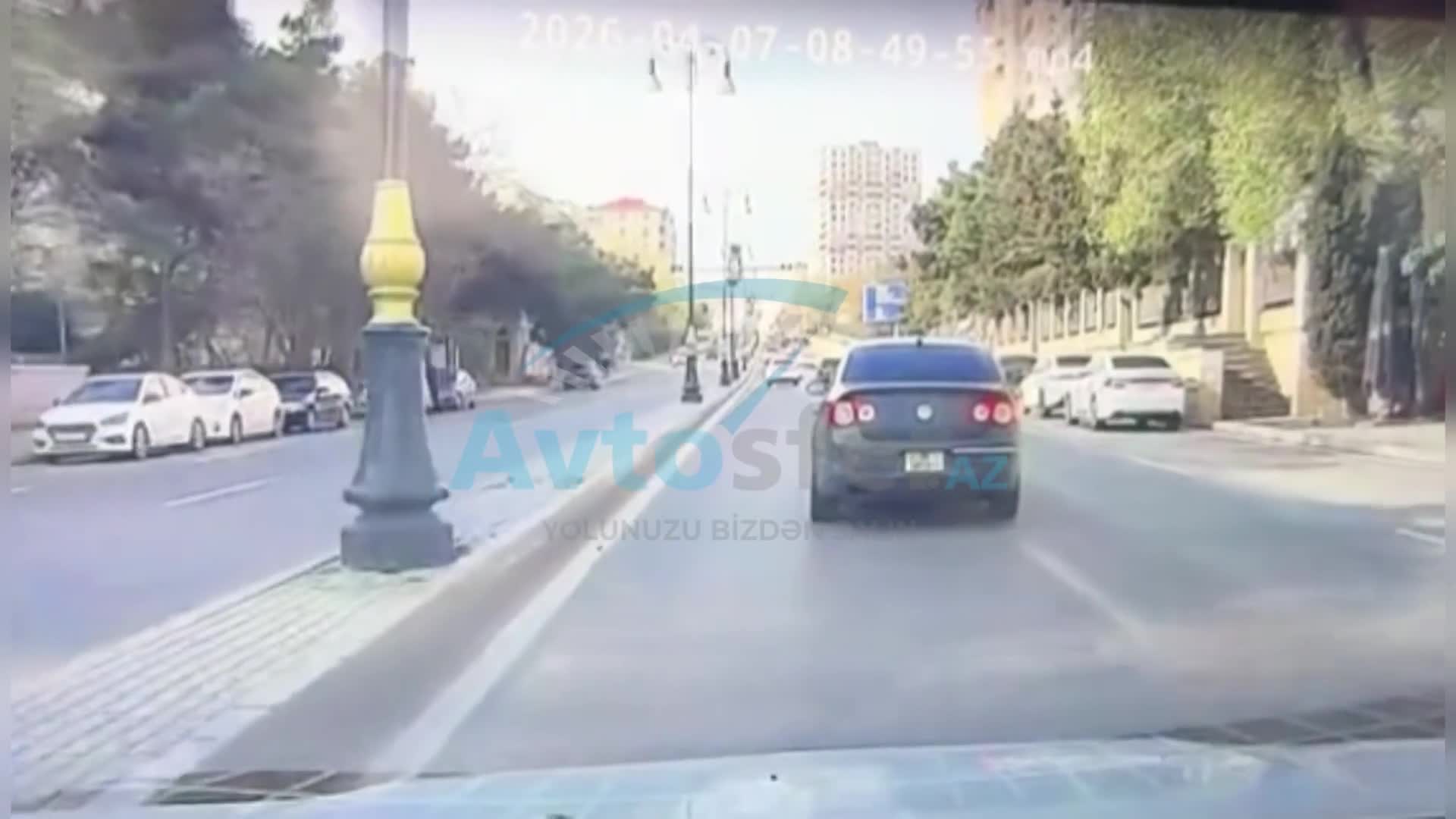 Sol zolaqdakı maşını sıxışdırıb qəza şəraiti yaratdı 