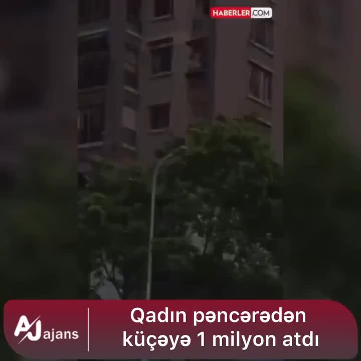 Qadın pəncərədən küçəyə 1 milyon atdı 