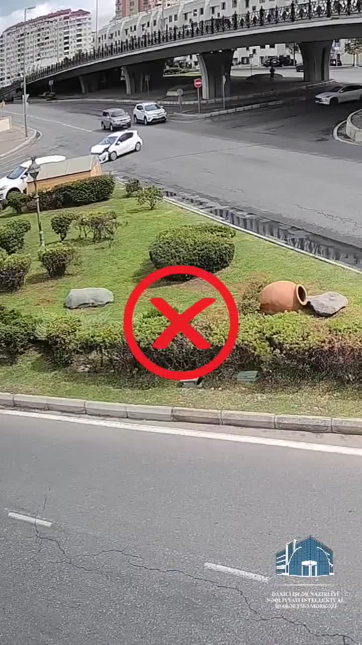 Dairədə “Yol ver” nişanına baxmayan sürücü qəzaya səbəbə oldu