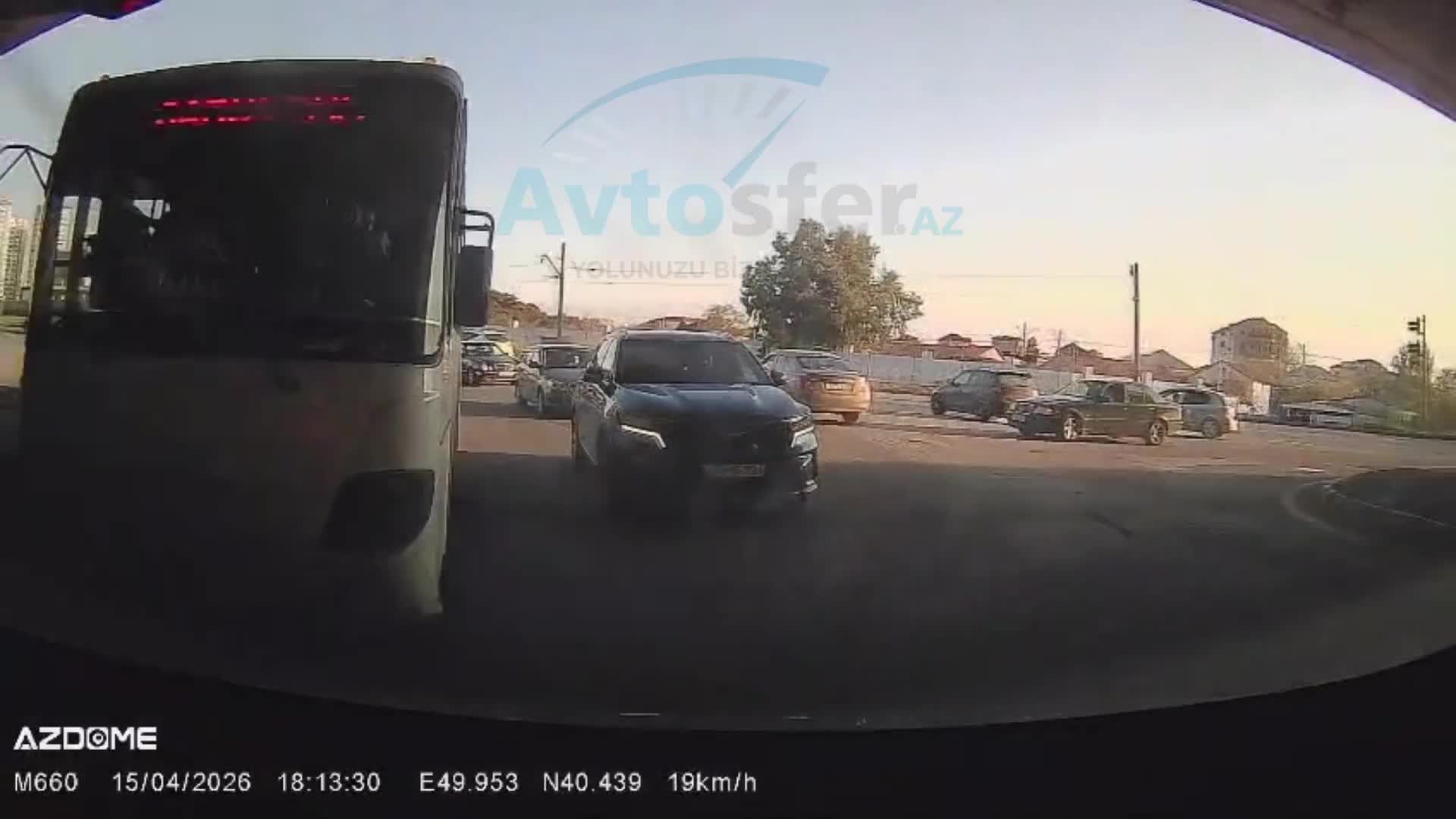 Sükan arxasında telefonla danışan avtobus sürücüsü 