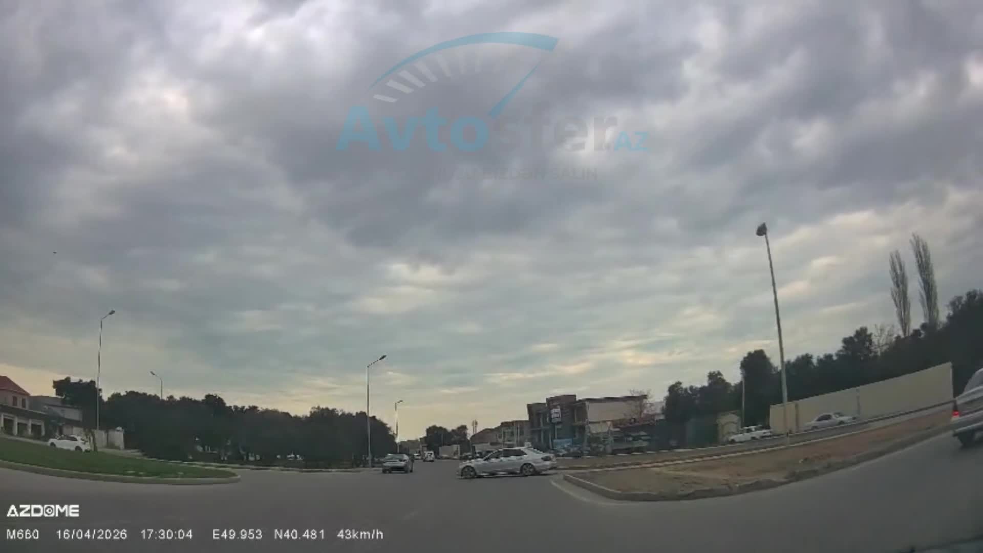 Telefonla danışan sürücü baş yoldan gələnlərin yolunu kəsdi