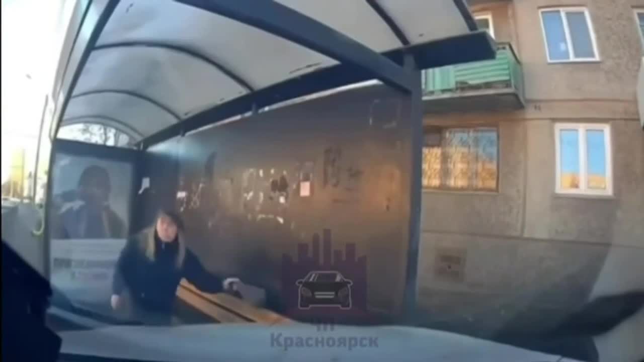 Qırmızıdan keçən avtomobil  sərnişini vurdu