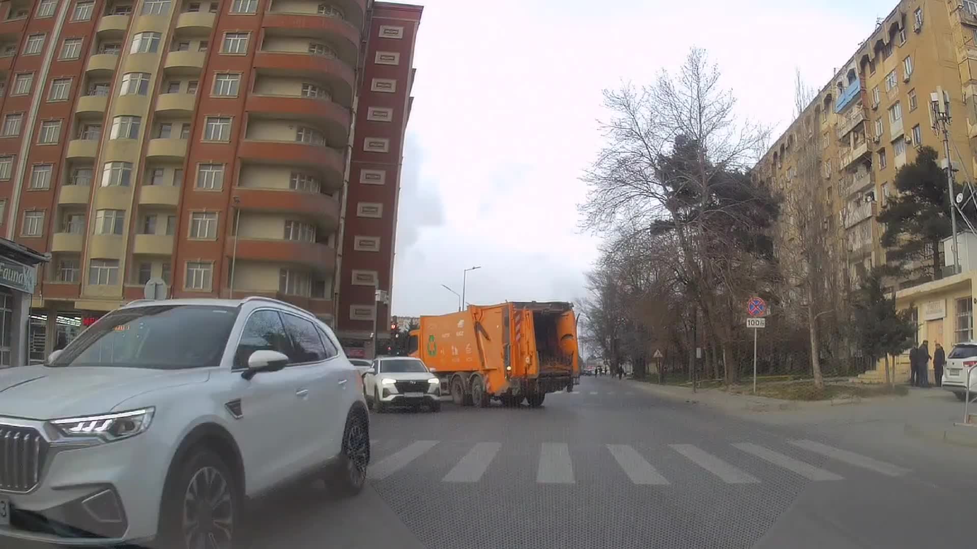 Biri qırmızıda keçdi, o biri əks yola çıxdı