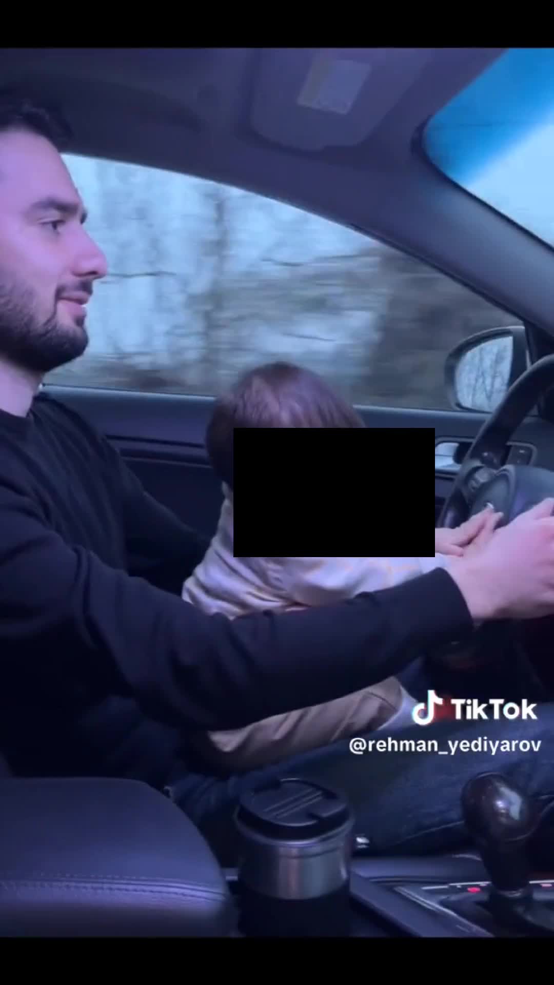 Azyaşlı uşağı qucağına alıb maşın sürdü