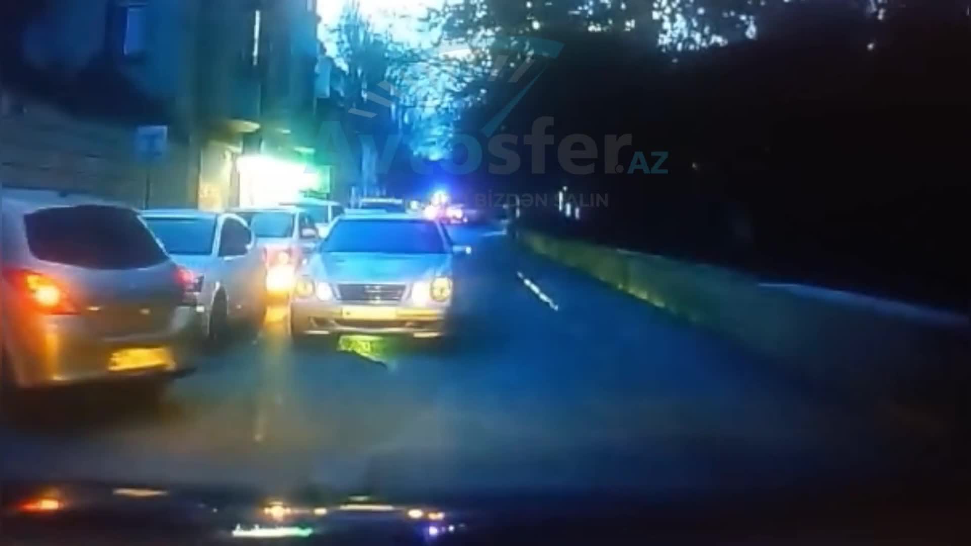 Tıxacdan yayınmaq istəyən sürücü qarşı zolağa çıxıb yolu bağladı