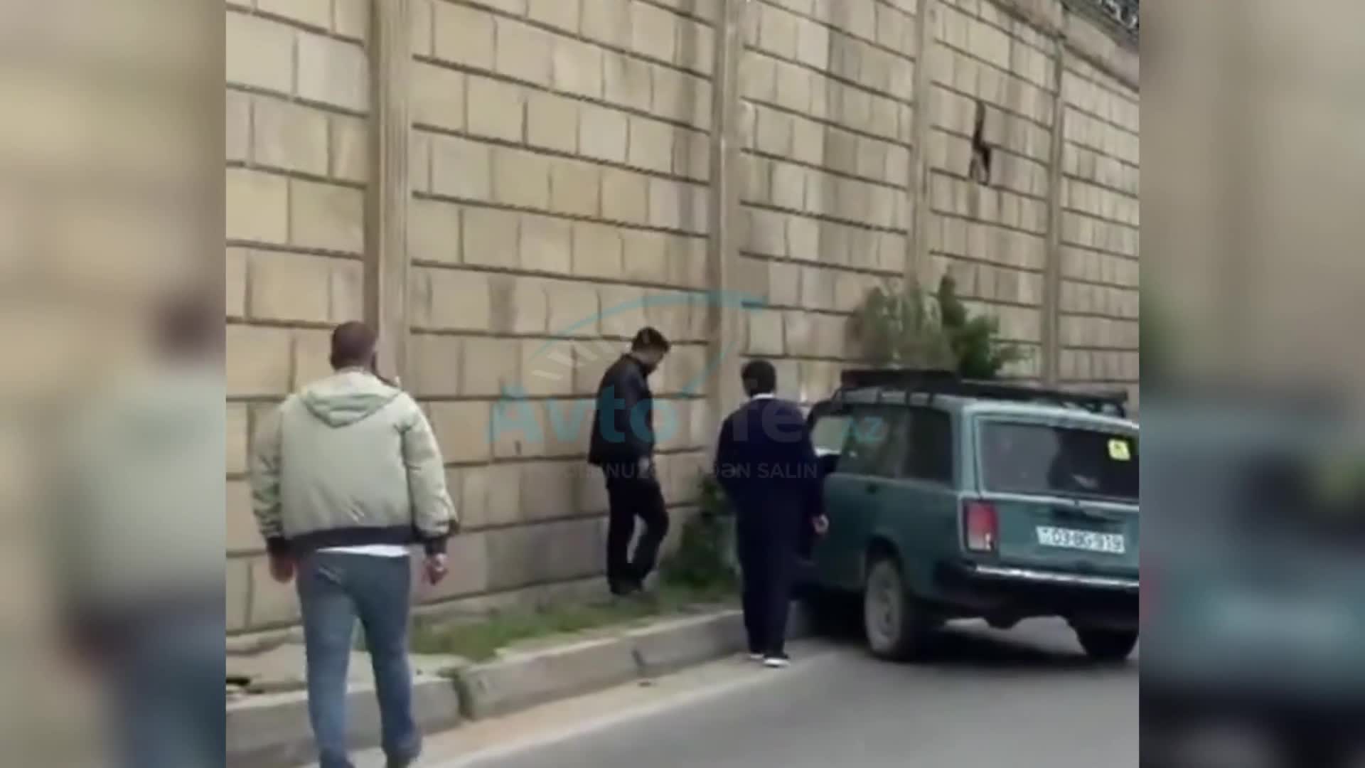 Boş yolda qəza: Sürücü avtomobili körpüyə çırpdı