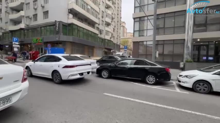 Piyada keçidində saxlayıb telefonla oynadı