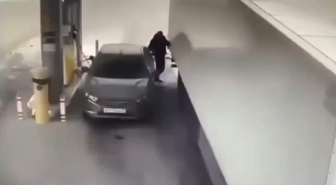 Sürücü avtomobilini qorumaq üçün canını ortaya qoydu