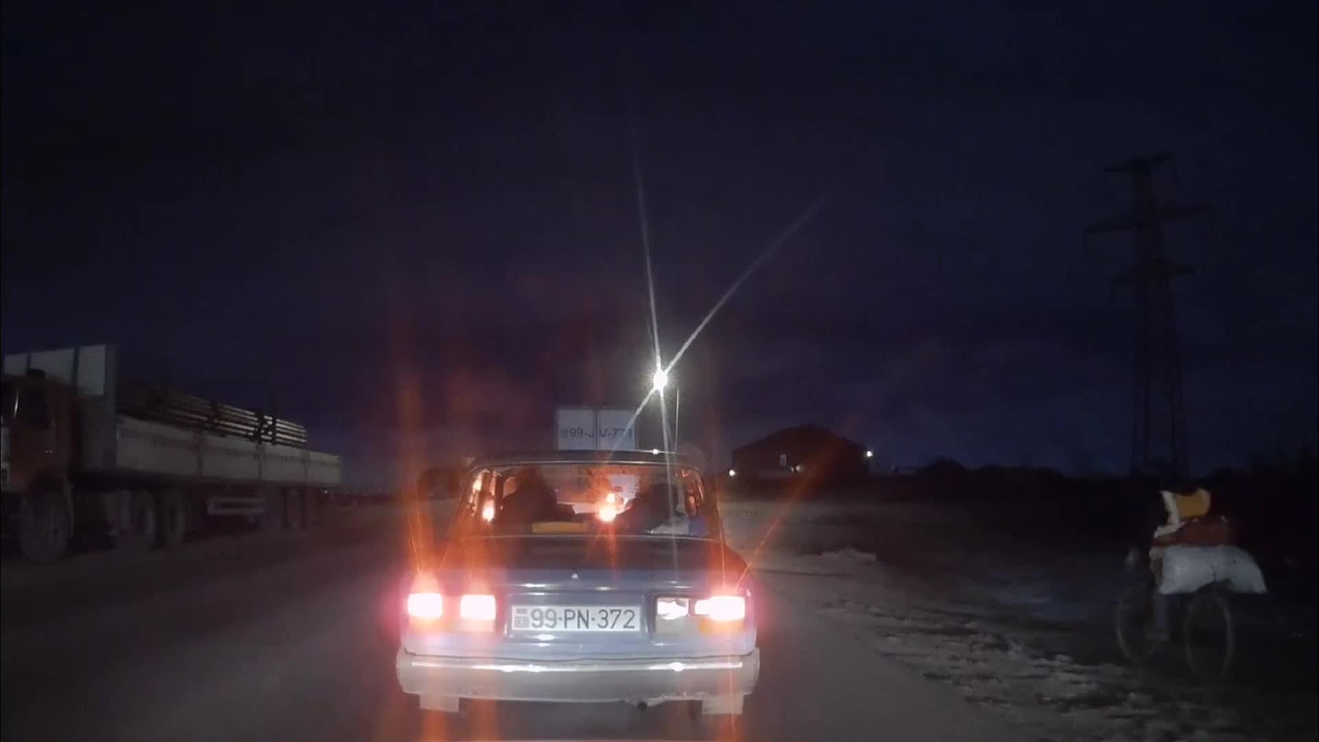 Növbə gözləyə bilməyən sürücü yol çiyninə çıxıb şütüdü