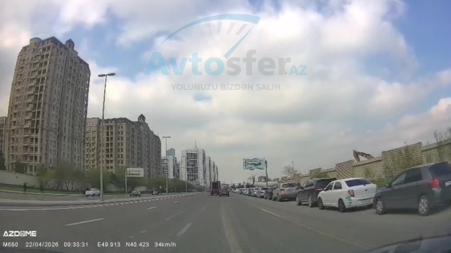 Maşınların qarşısına çıxan piyada barmaqla yol istədi