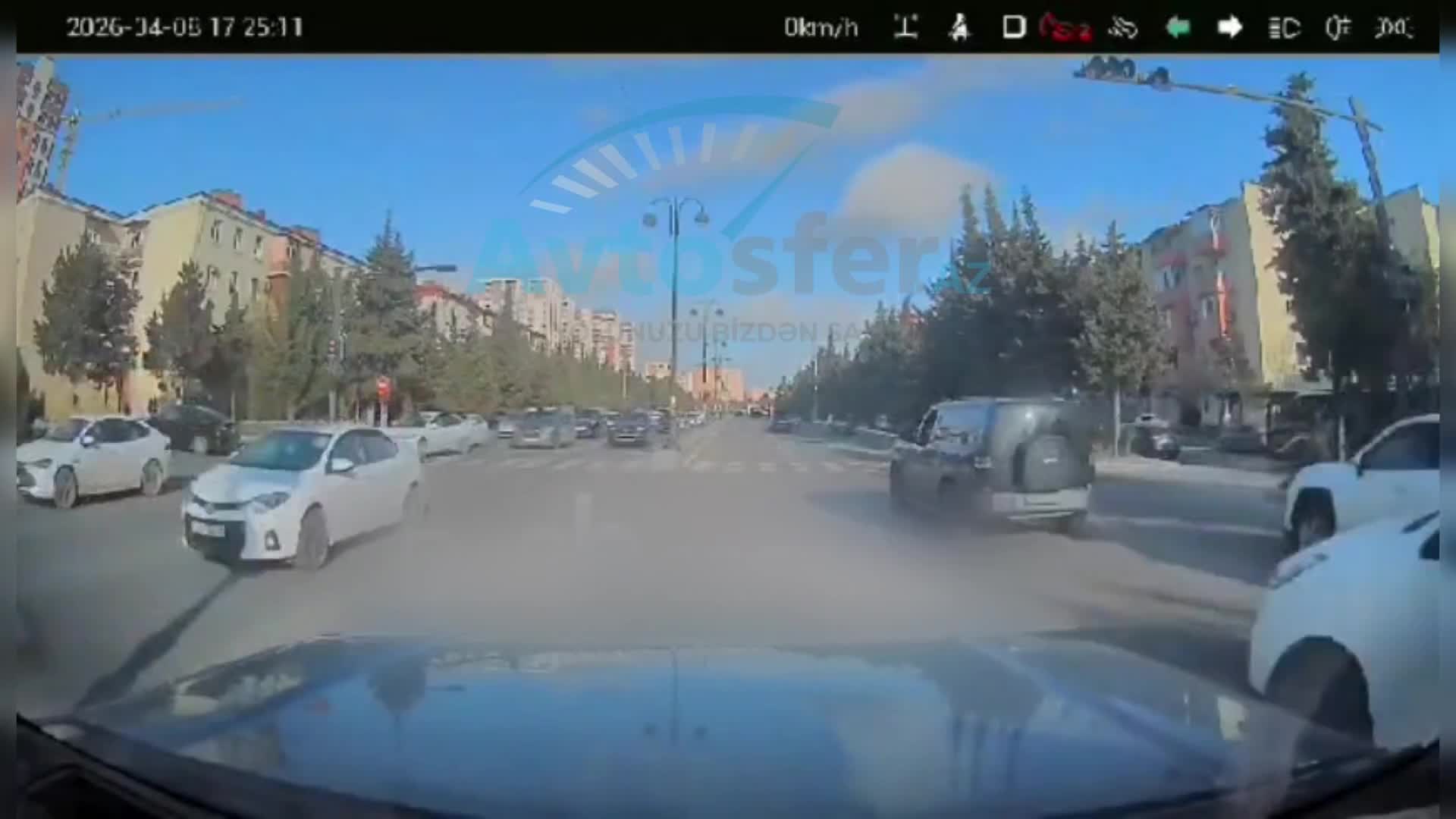 Qırmızı işıqda əks zolağa çıxan sürücü 