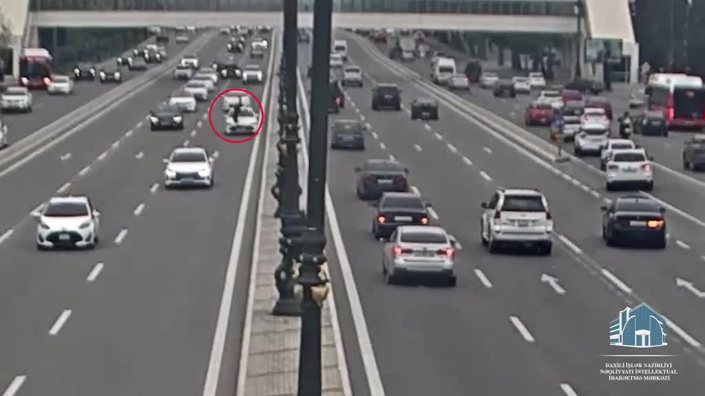 Qəzada xəsarət alan piyadanı yol polisi xəstəxanaya çatdırdı