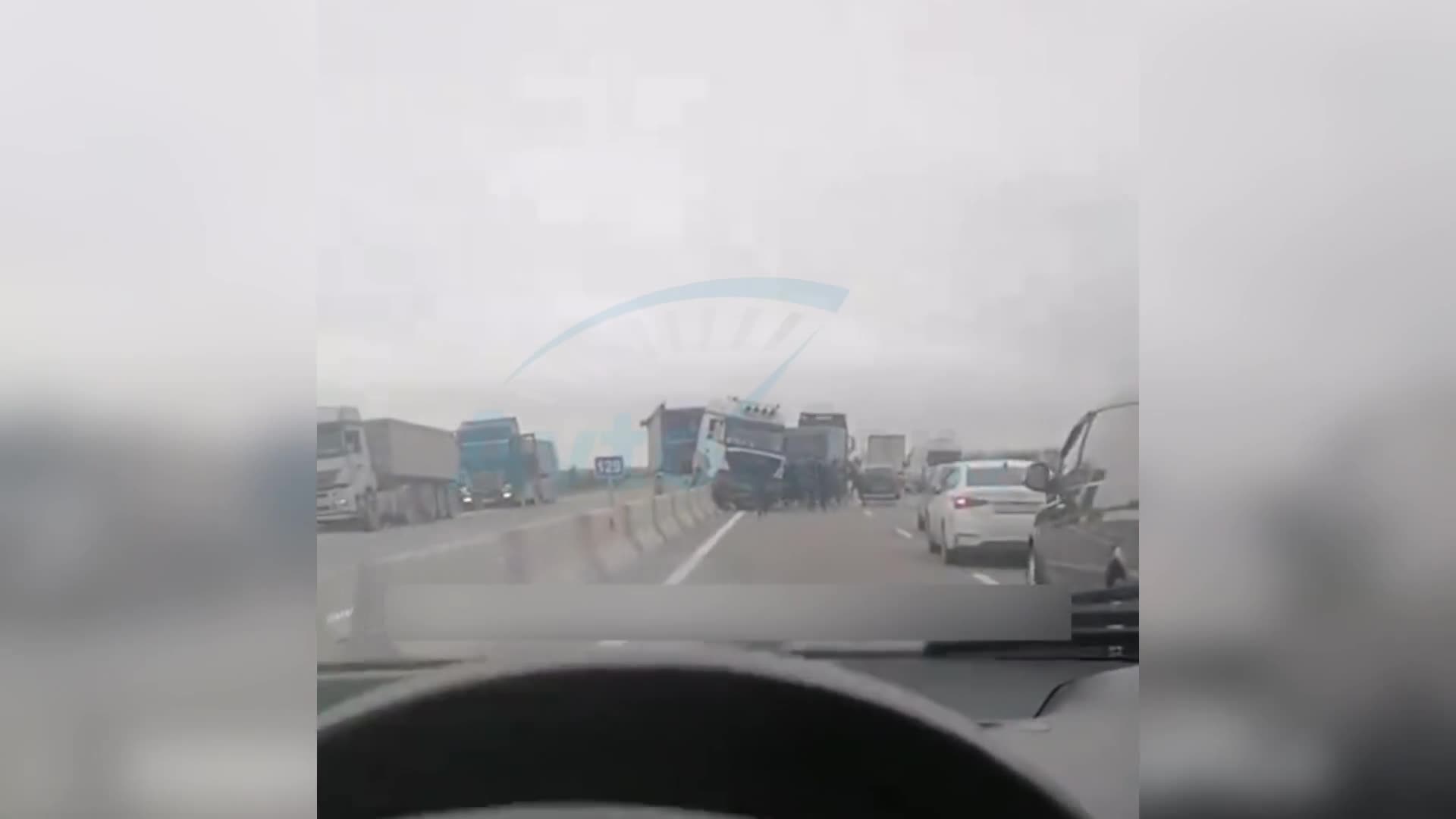 Xızıda qəza: Yük maşını beton arakəsməni dağıtdı