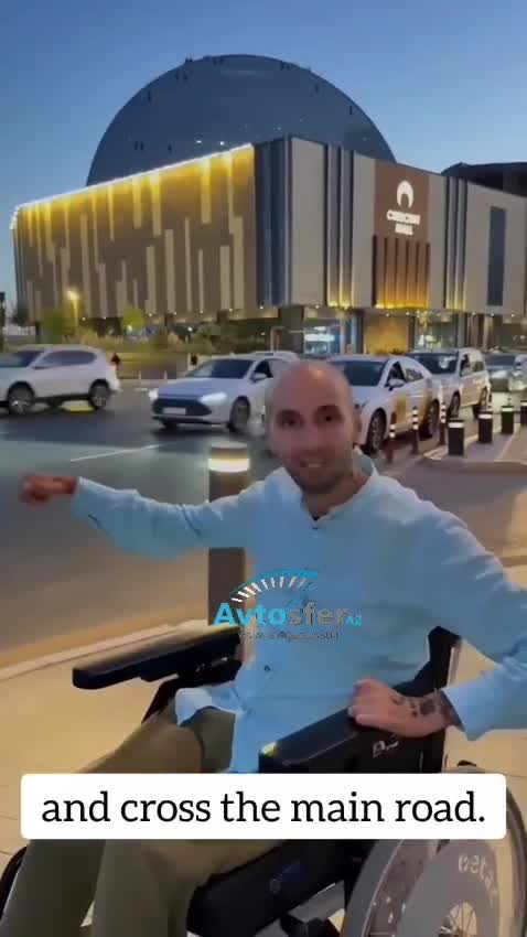 Əlil şəxs məşhur ticarət mərkəzinin önündə çətinlik çəkdi 