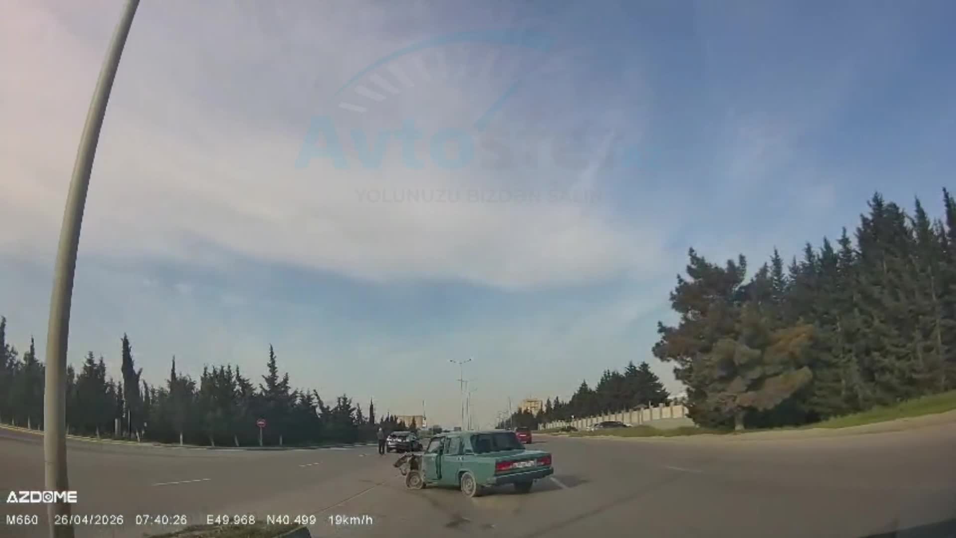 Zabratda “Prius”la toqquşan “VAZ” yararsız hala düşdü