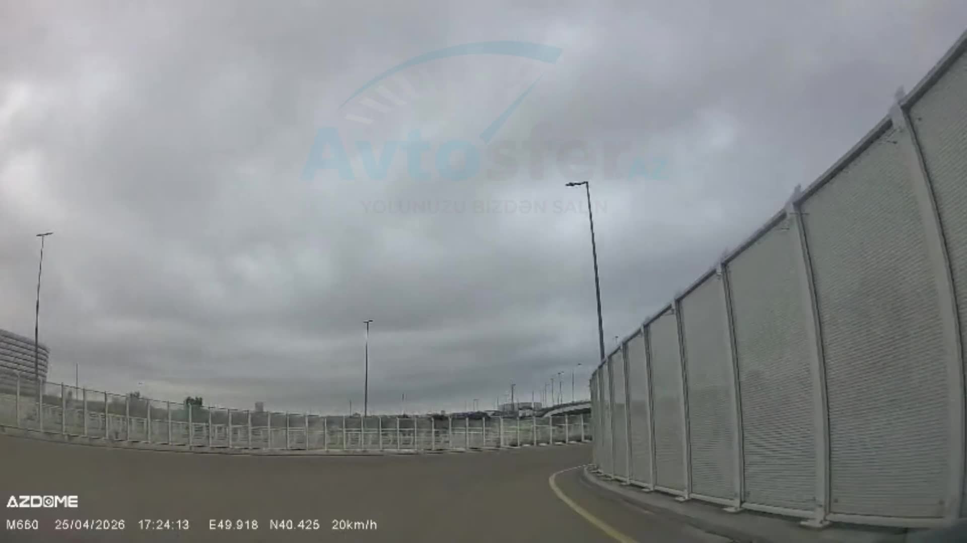 Əks yoldakı yük maşını qadın sürücüyə qorxulu anlar yaşatdı