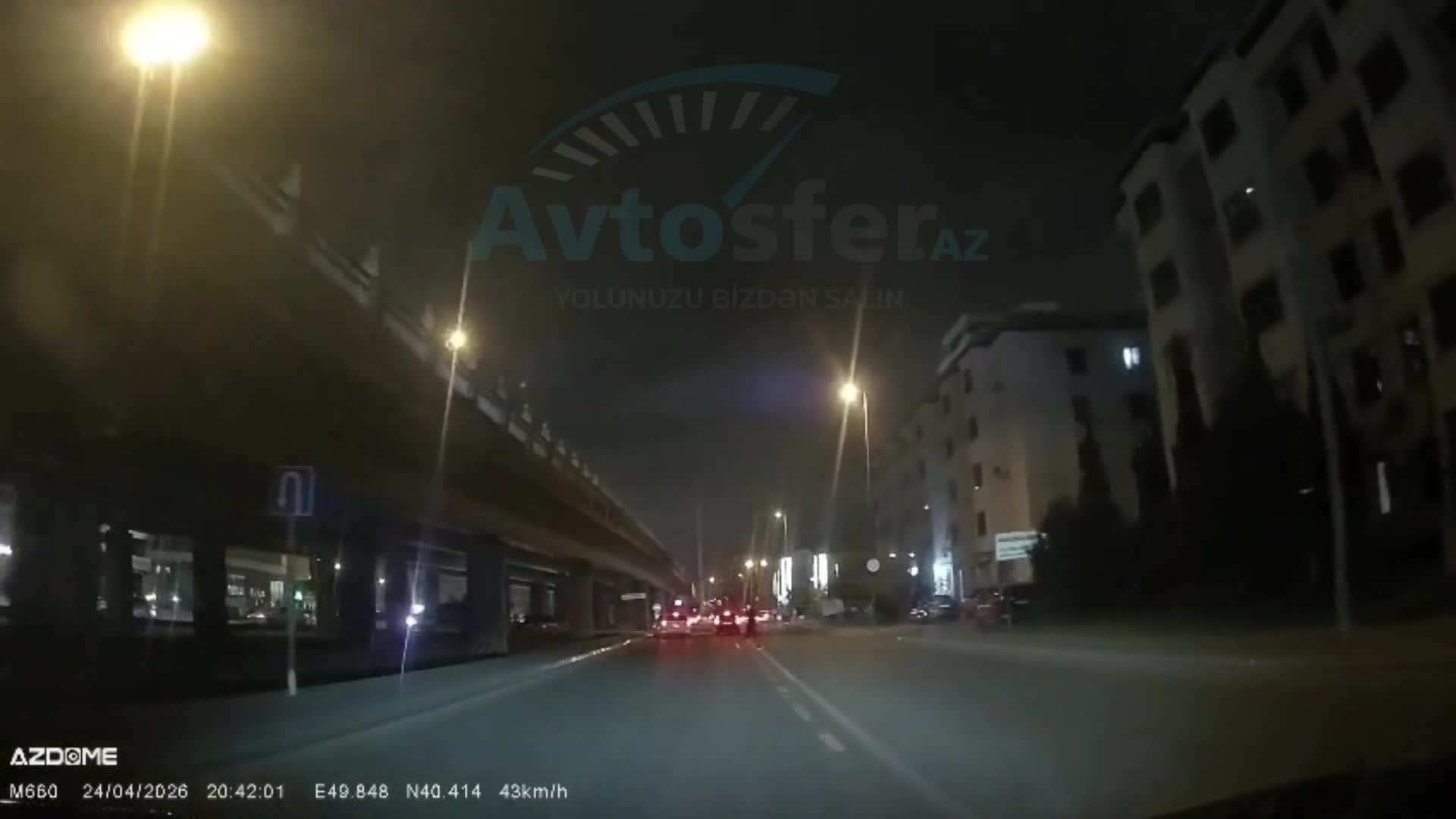 Gecə vaxtı yolu qaçaraq keçən gənc qəza şəraiti yaratdı