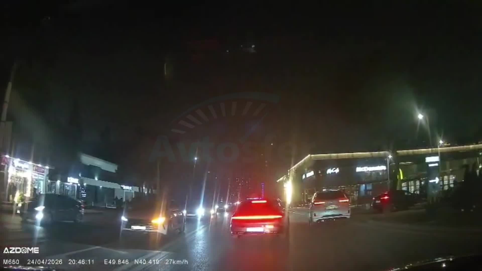 İkinci zolaqdan manevr edən sürücü yolu kəsdi 