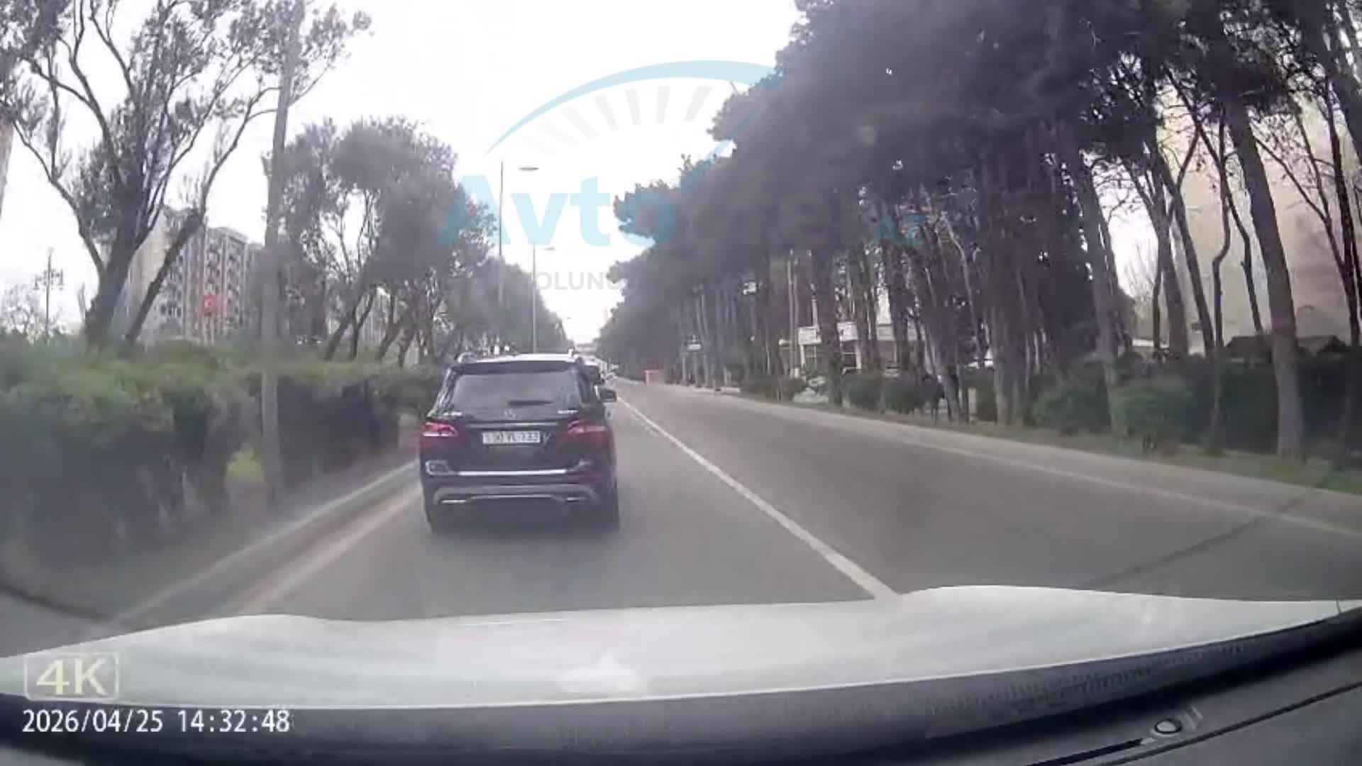 Tıxacda gözləmək istəməyən sürücü avtobus zolağına girdi