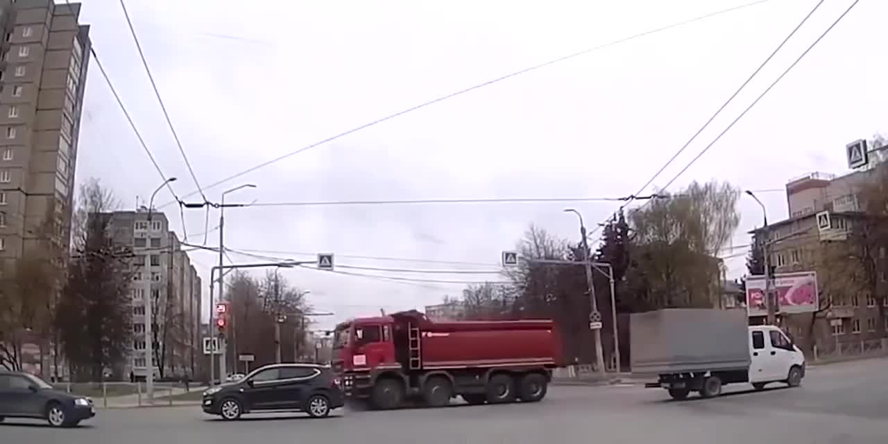 Qayda pozan yük maşını təcili yardımla toqquşdu