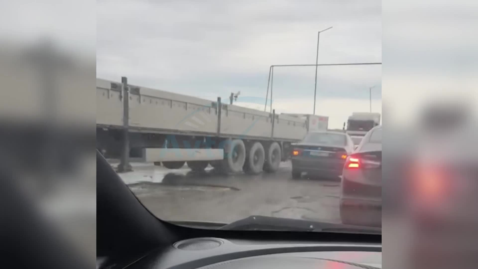 Xırdalanda yol “çuxur bataqlığı”na çevrilib