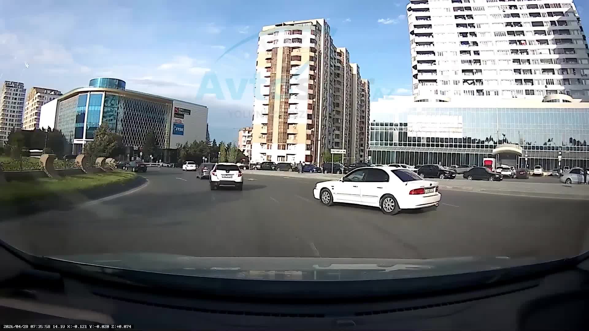 Dairədəki avtomobili gözardı edən sürücü qəza təhlükəsi yaratdı 