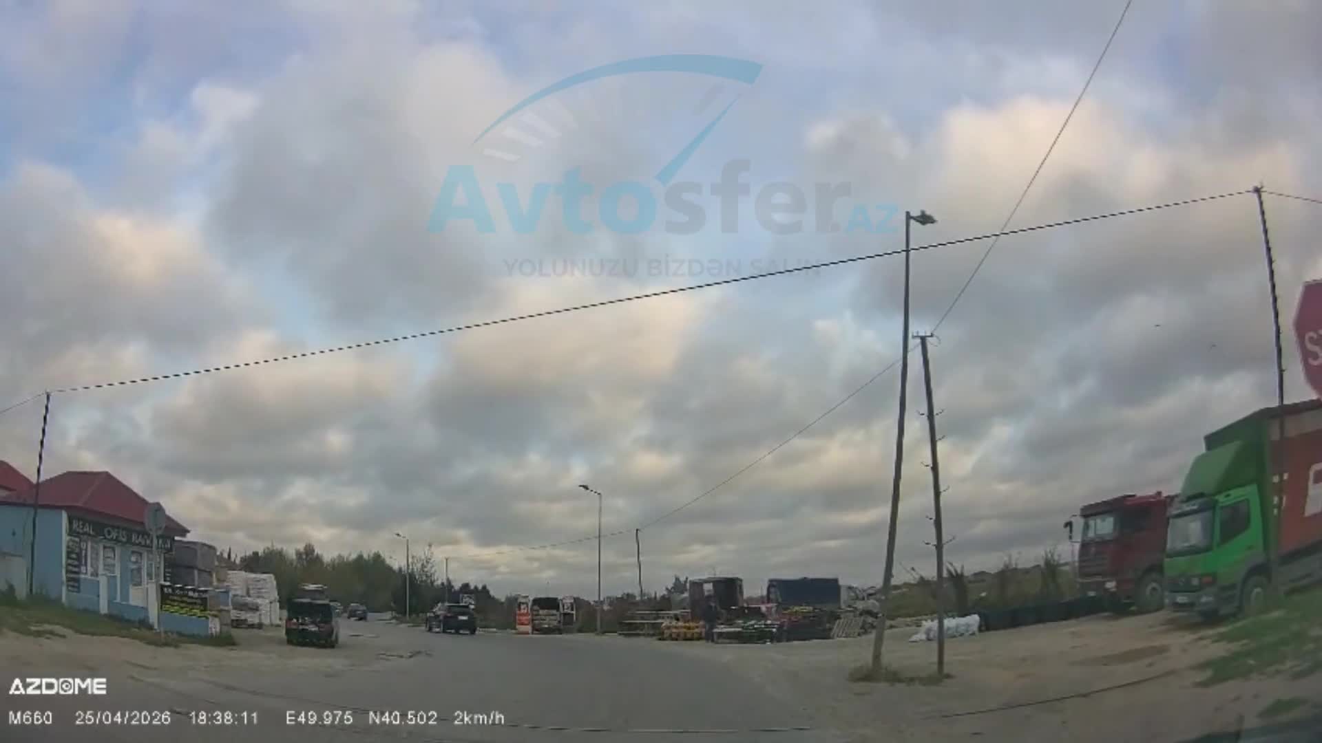 Əks yola çıxan sürücü az qala avtobusla toqquşacaqdı