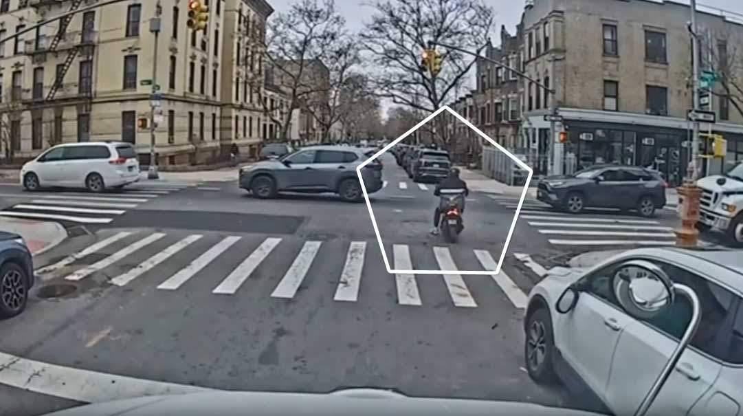 Qırmızı işığı saymayan motokuryer qəzaya düşdü