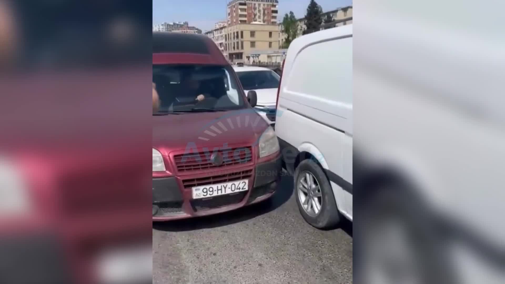 İki zolağın arasına girən sürücü qəza törədib qaçdı