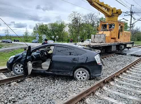 eyni dəmir yolu keçidində iki avtomobil qatarla toqquşdu