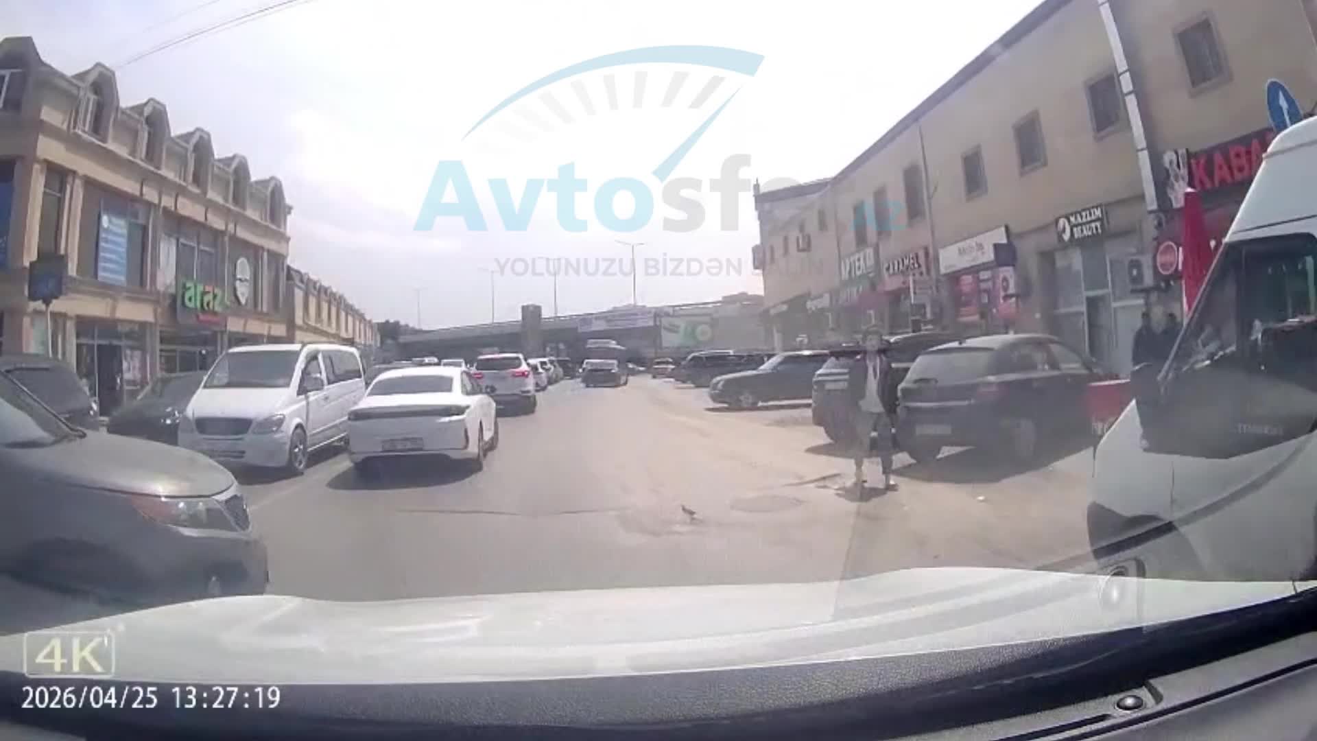 Bütöv xətdən geriyə manevr edən sürücü yolu kəsdi