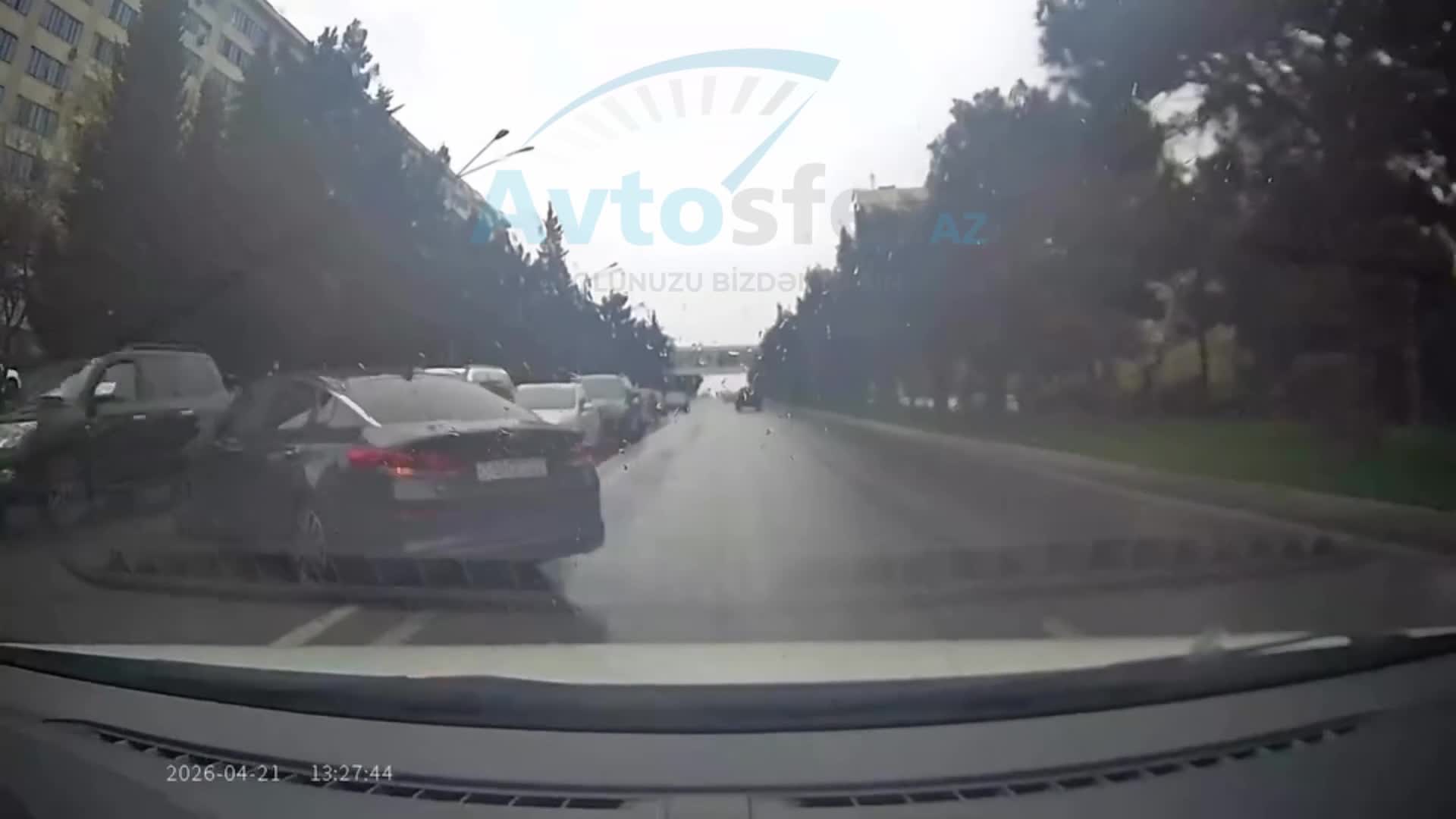 Qoşa xətti heçə sayan sürücü əks yola çıxıb hərəkəti ləngitdi