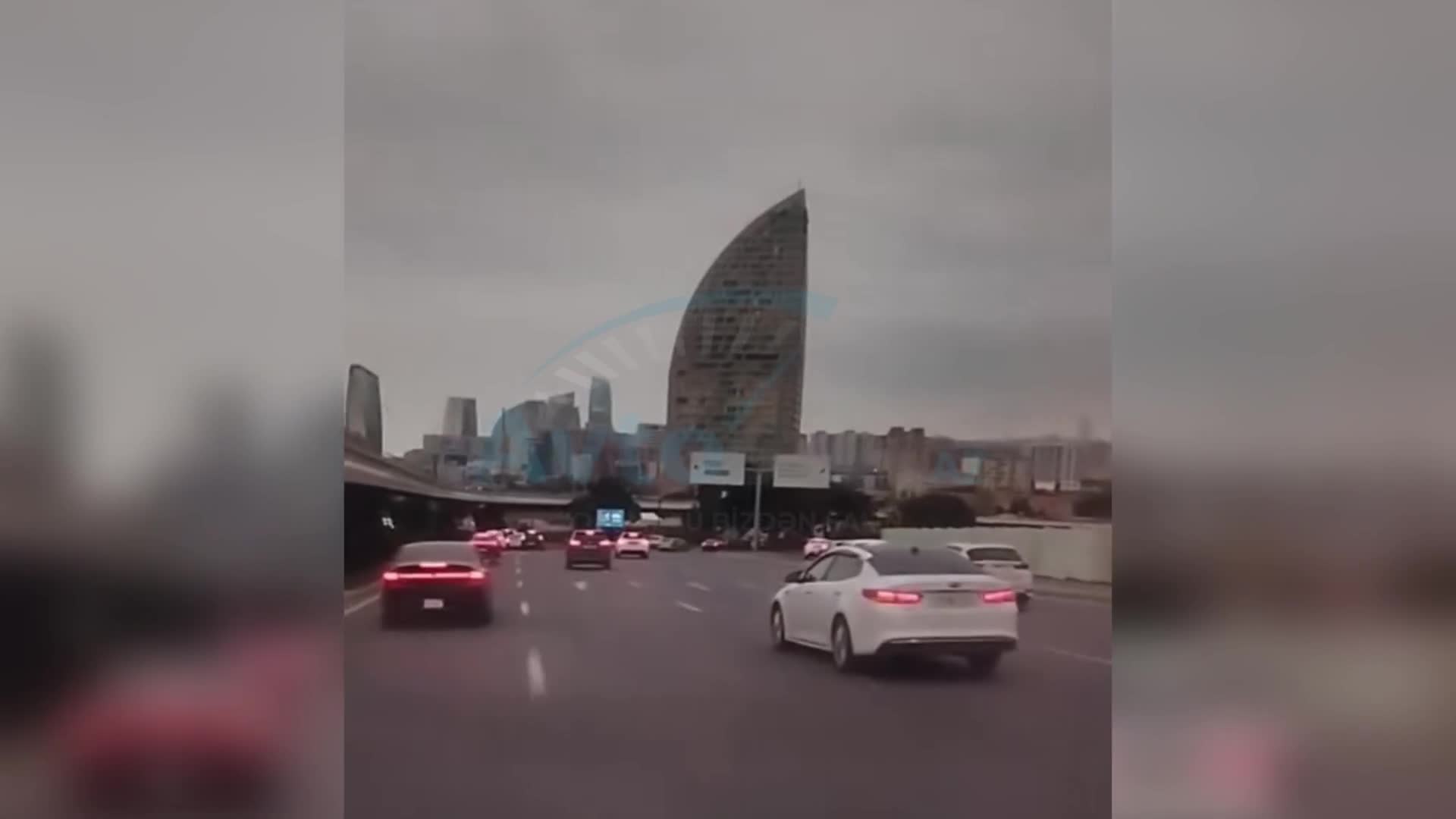 Yola baxmadan orta zolağa keçən sürücü qəza riski yaratdı