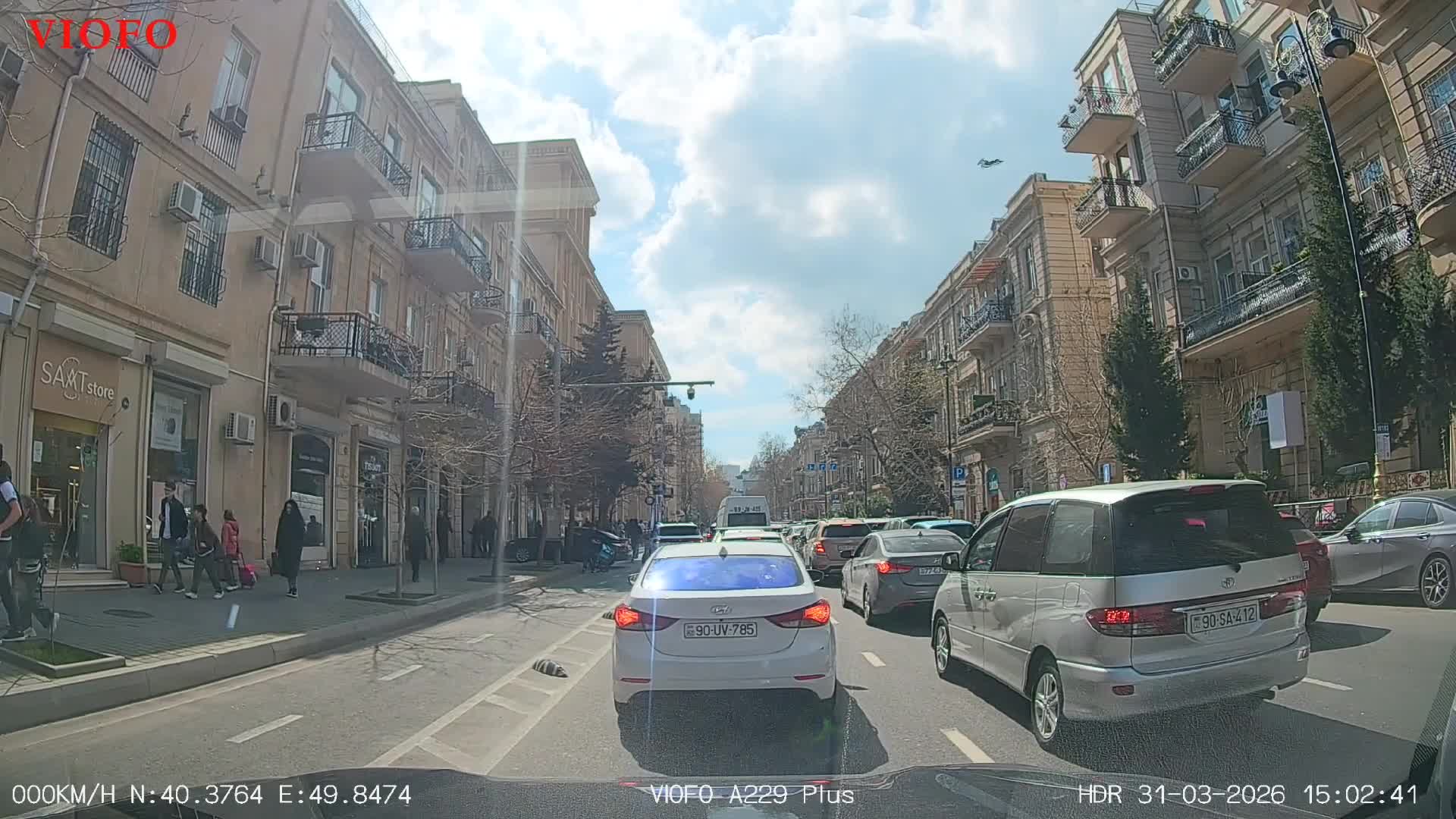 Biri piyadaların, digər isə velosipedçilərin yolunu kəsdi
