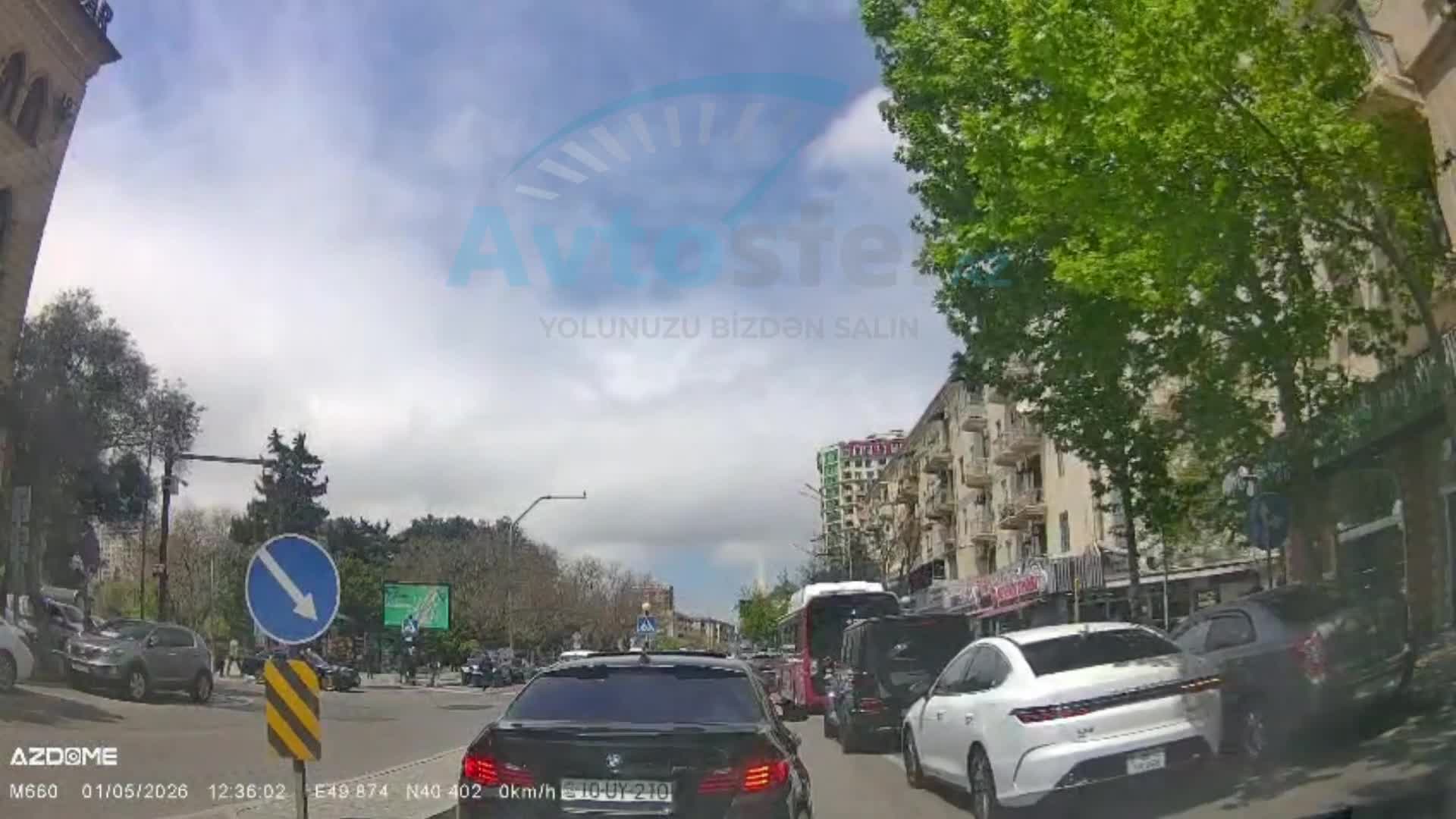 Qadın azyaşlı ilə avtomobillərin önünə atıldı