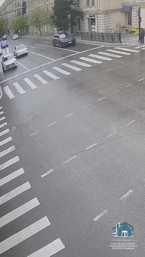 Qayda pozan sürücü yol ayrıcında mopedi belə vurdu