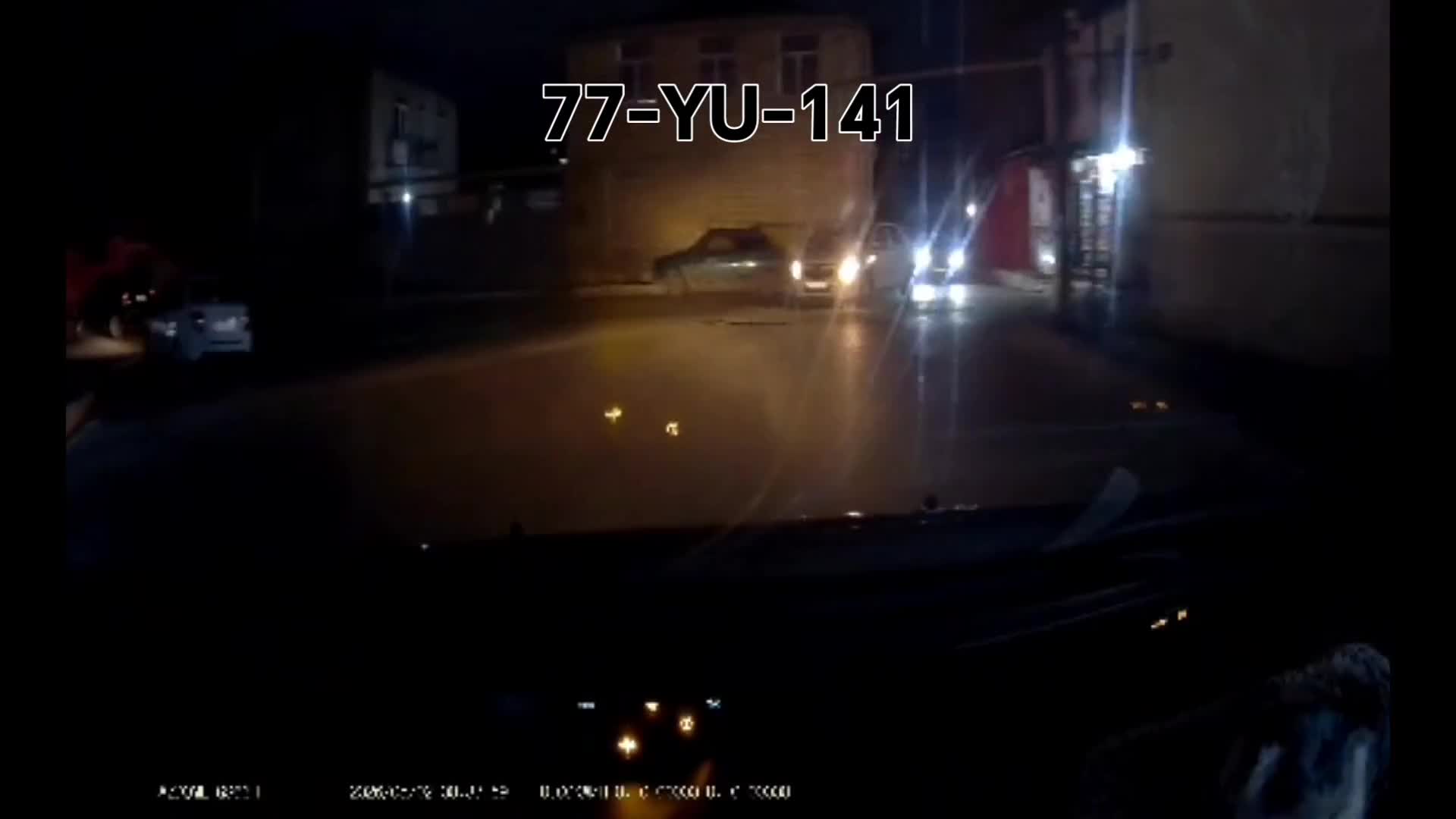 Sürücü insanlara təhlükə yaratdı, sonra maşını divara çırpdı