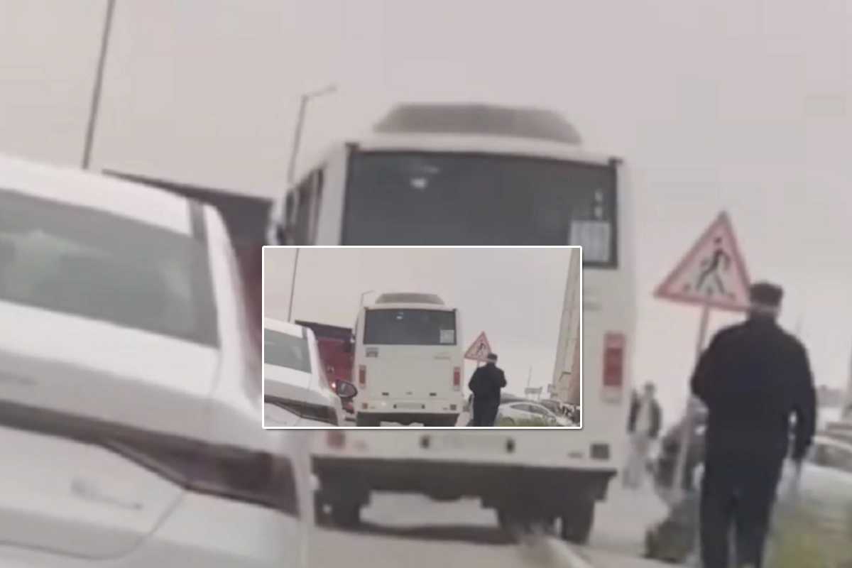 Xırdalanda avtobus səki ilə hərəkət etdi
