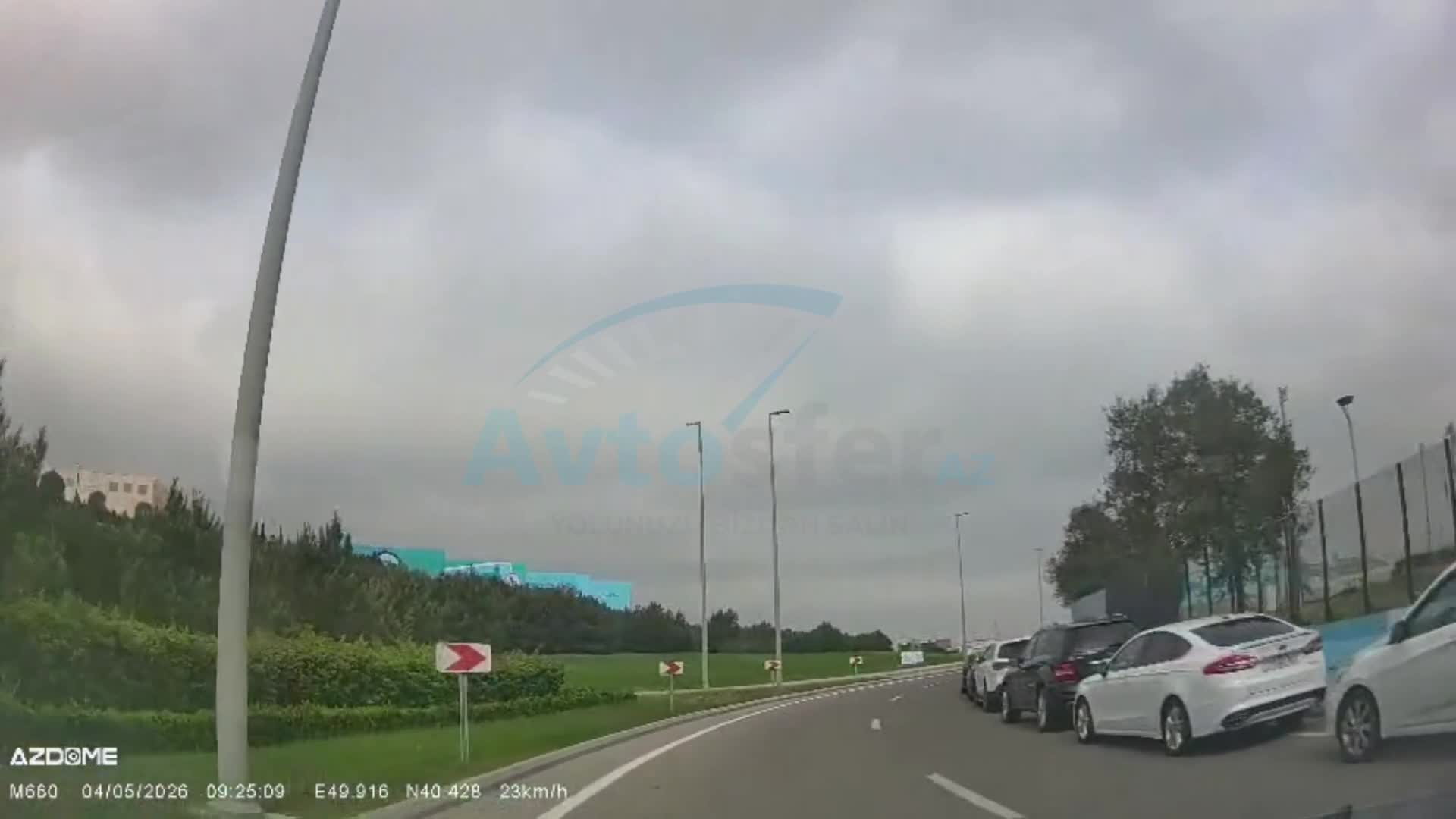 Maşını iki zolağın ortasında saxlayıb söhbət etdi