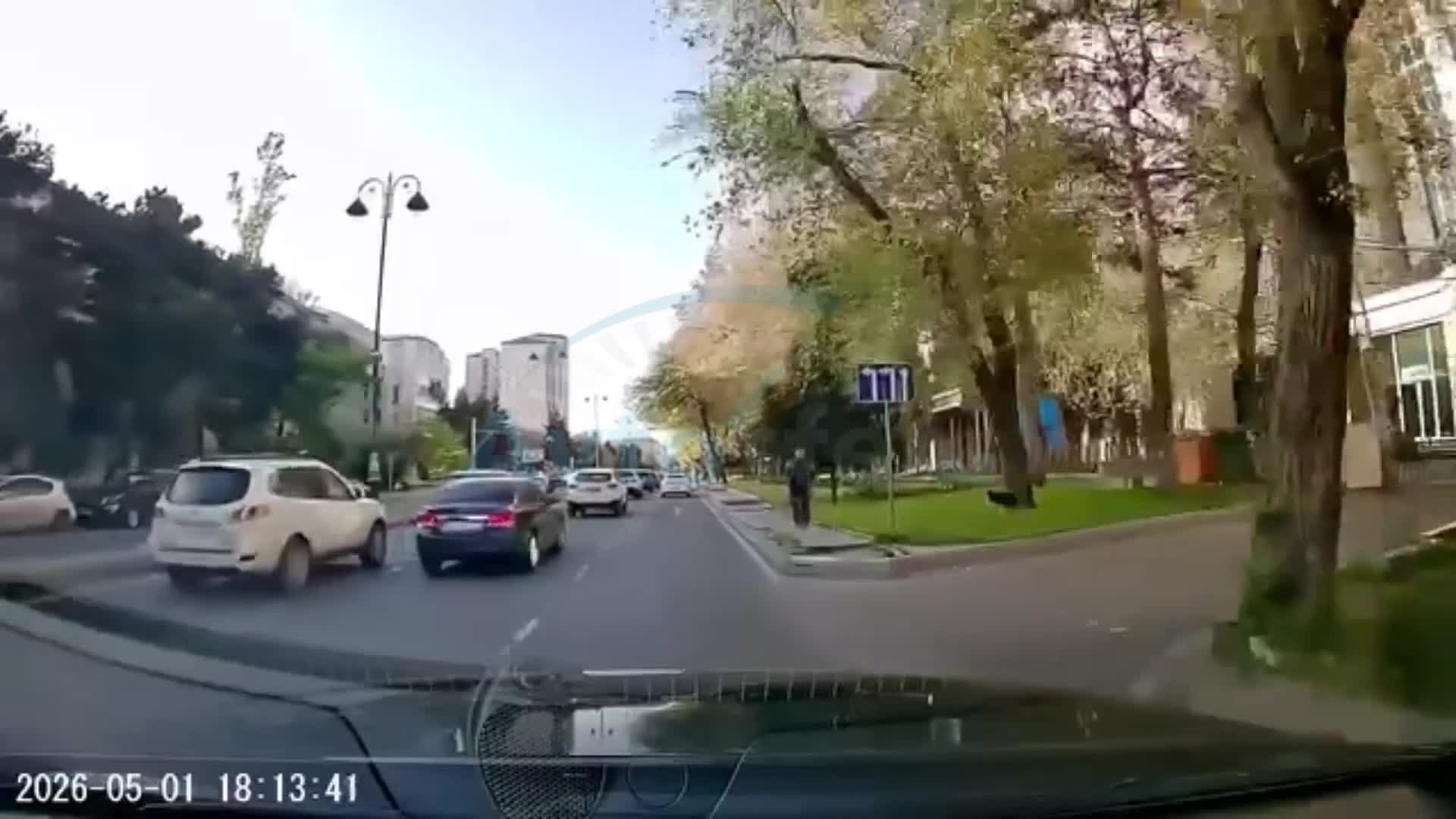 Piyada hərəkətdə olan avtomobillərin qarşısına qəfil atıldı