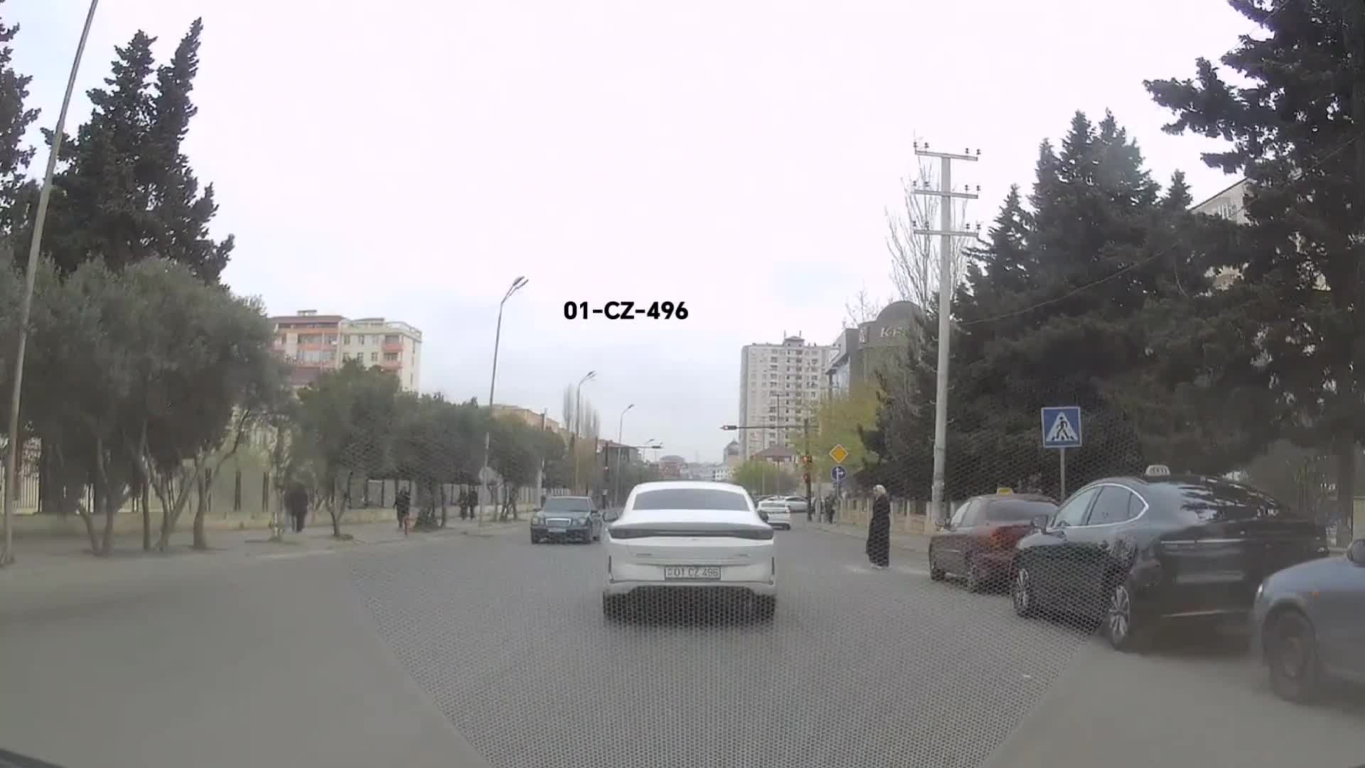 Sürücü keçidi keçən piyadaya yol vermədi 