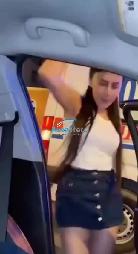 Tiktoker sürücü qırmızı işıqda maşından düşüb hoqqa verdi 