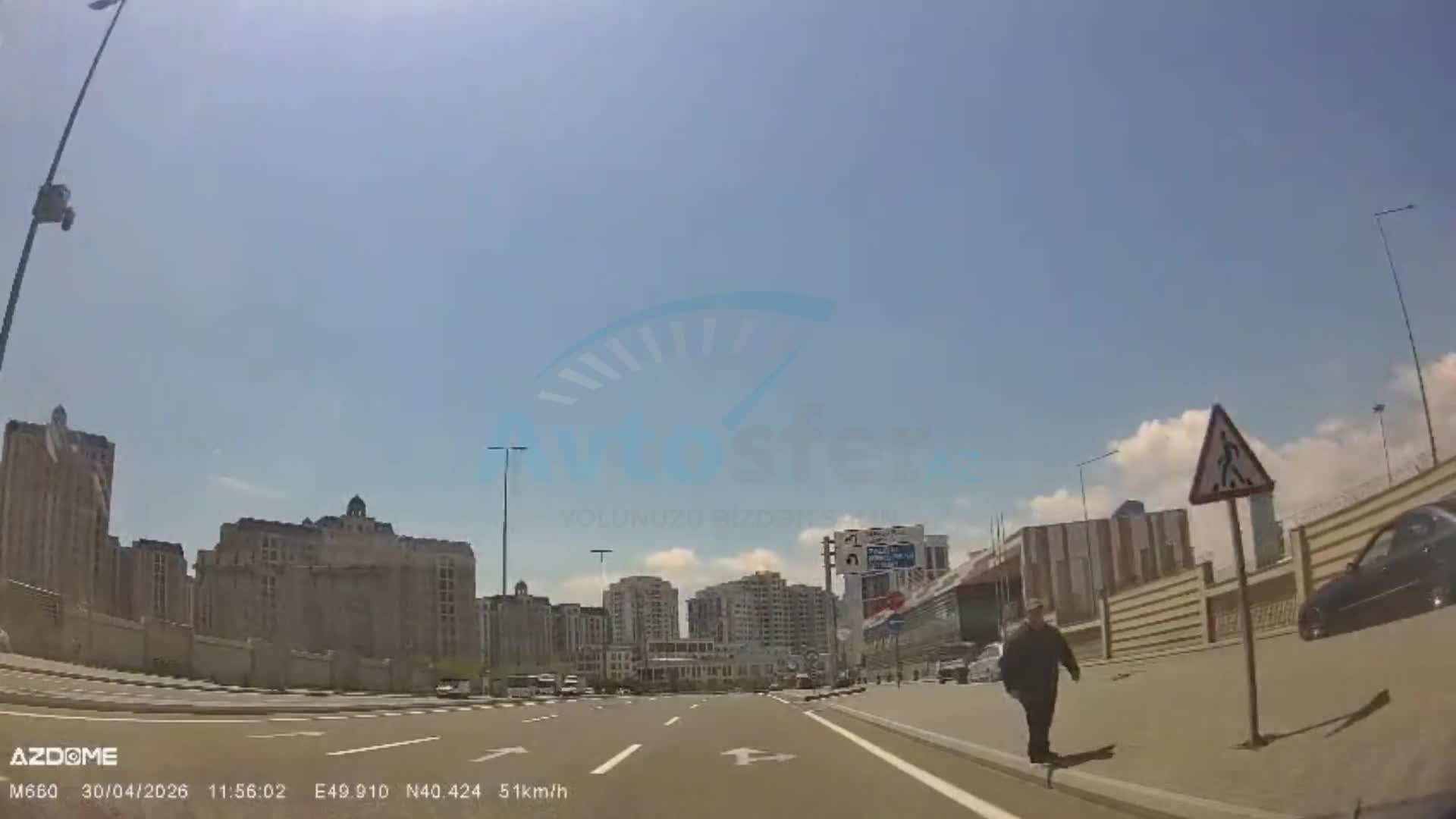 Yaşlı kişi yaxınlaşan maşını görə-görə yolu keçdi