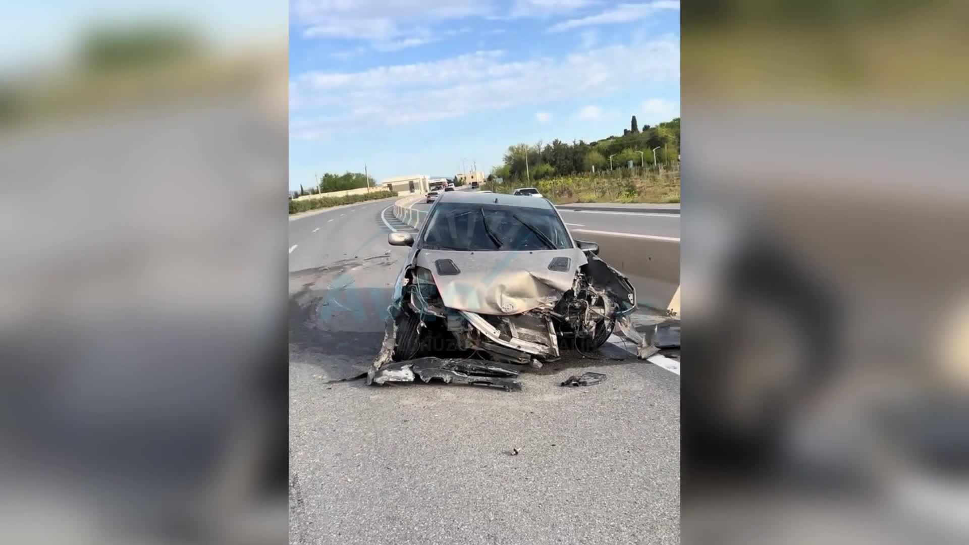Sumqayıtda qəza: “Prius” beton arakəsməyə çırpıldı