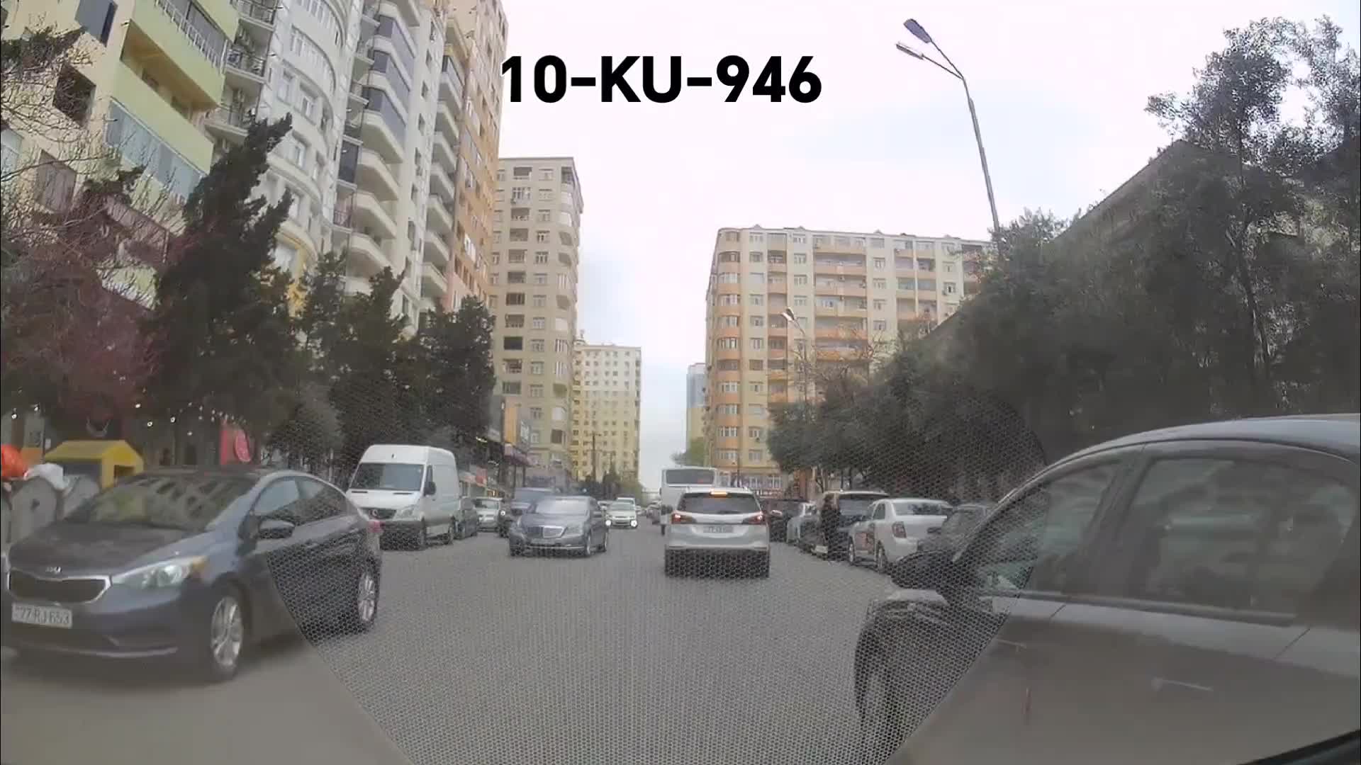 Özünü maşının qarşısına atan sürücü təhlükəli vəziyyət yaratdı