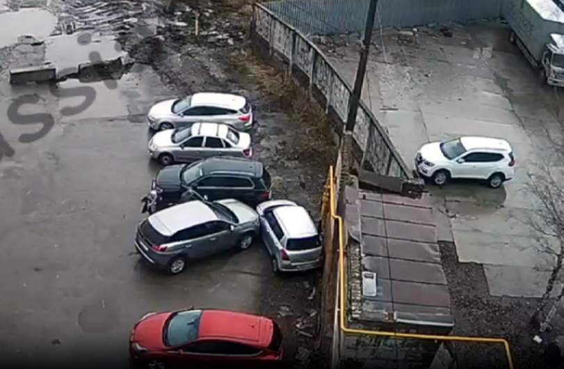 Maşın sürməyi öyrənən qadın başqa maşını vurdu