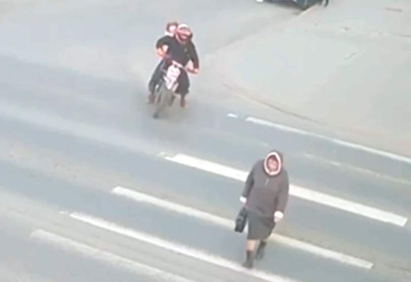 moto sürən yeniyetmə 70 yaşlı qadını vurdu