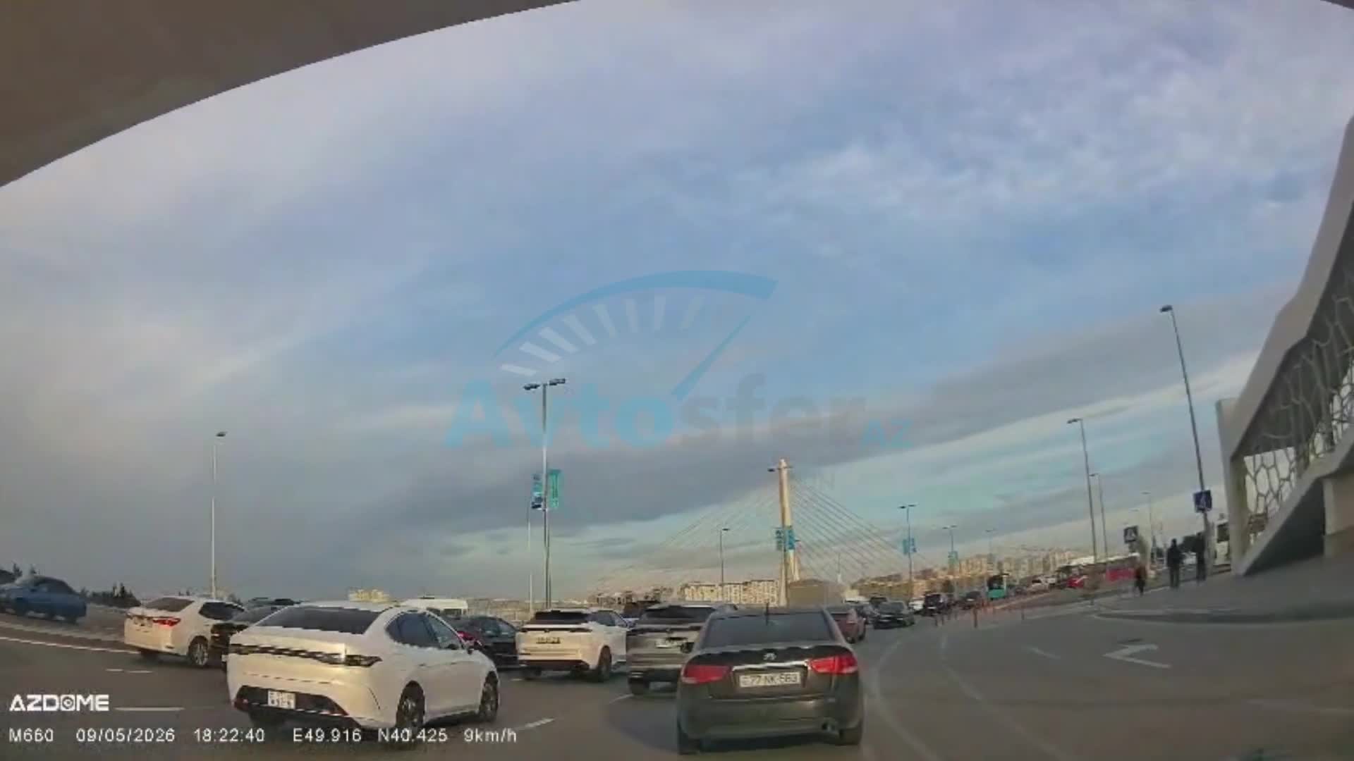 Gənc oğlan maşınların arasından qaçaraq yolu keçdi